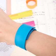 Snap wristband with spiky design