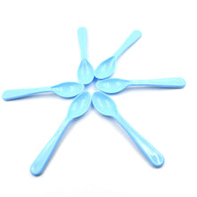 Six-piece set of durable plastic spoons.